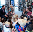 Kronrinsesse Mette-Marit leste for barna fra Gausetangen barnehage på Holmestrand bibliotek. Foto: Lise Åserud / NTB scanpix